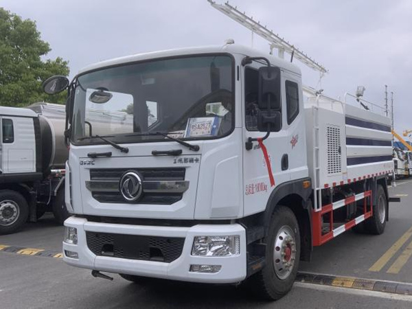 東風(fēng)D9光伏清洗車(chē)